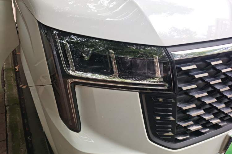 Used SAIC MAXUS Xintu V80 2024 Aoyuntong 6MT Long-Wheelbase Mid-Roof Model 127 Ps 6/7/8/9 Seater Right Front Headlight