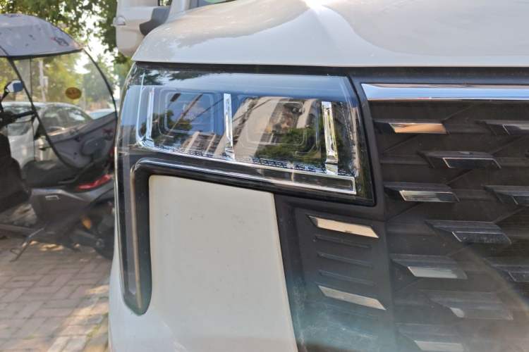 Used SAIC MAXUS Xintu V80 2024 Aotuntong 6MT Long-Wheelbase Mid-Roof Model 147 Ps 6/7/8/9-Seater Right Front Headlight
