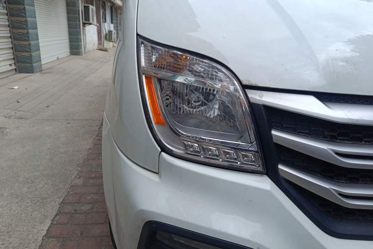 Used SAIC MAXUS Xintu V80 2024 Aotong Value Edition 6MT Long-Wheelbase Mid-Roof Model with 127 Ps Available in 6/7/8/9-Seater Configurations Right Front Headlight