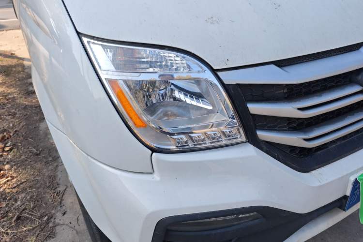 Used SAIC MAXUS Xintu V80 2024 Aotong Value Edition 6MT Long-Wheelbase Mid-Roof Model with 127 Ps Available in 6/7/8/9-Seater Configurations Right Front Headlight
