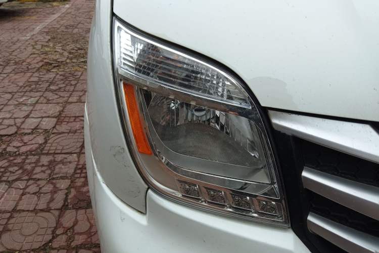 Used SAIC MAXUS Xintu V80 2024 Aotong Value Edition 6AMT Long Wheelbase Mid-Roof Model 127 Ps 6/7/8/9-Seater Right Front Headlight