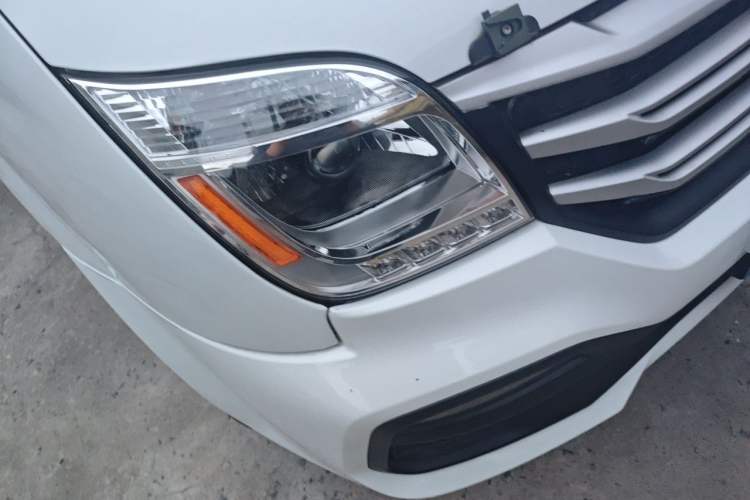 Used SAIC MAXUS Xintu V80 2024 Aotong Value Edition 6MT Long-Wheelbase Mid-Roof Model with 127 Ps Available in 6/7/8/9-Seater Configurations Right Front Headlight