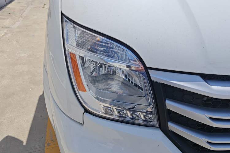 Used SAIC MAXUS Xintu V80 2024 Aotuntong Value Edition 6MT Short Wheelbase Ultra-Low Roof 127 Ps 5/6 Seats Right Front Headlight