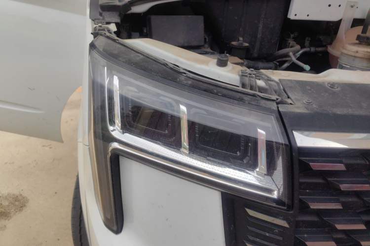 Used SAIC MAXUS Xintu V80 2024 Facelift Aoyuntong 6MT Long Wheelbase Ultra-Low Roof 147 Ps 6/7/8/9-Seater Right Front Headlight