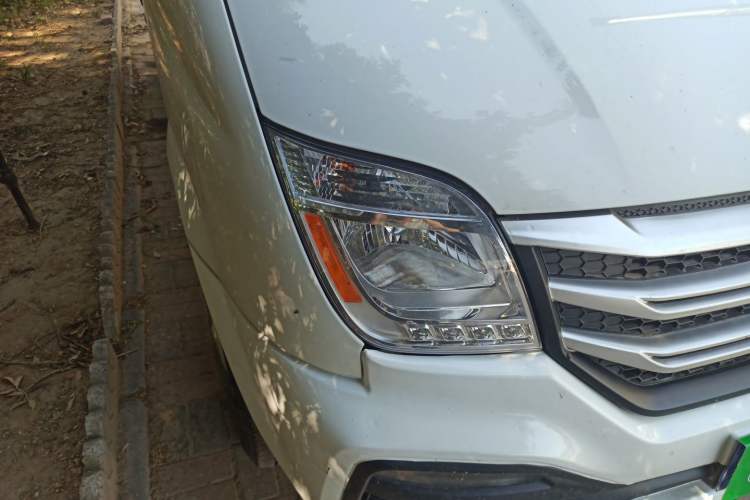 Used SAIC MAXUS Xintu V80 2024 Aotong Value Edition 6MT Long-Wheelbase Mid-Roof Model with 127 Ps Available in 6/7/8/9-Seater Configurations Right Front Headlight