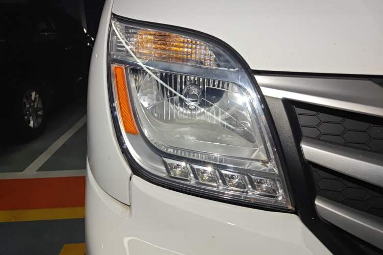 Used SAIC MAXUS Xintu V80 2024 Aotuntong Value Edition 6MT Short Wheelbase Ultra-Low Roof 127 Ps 5/6 Seats Right Front Headlight