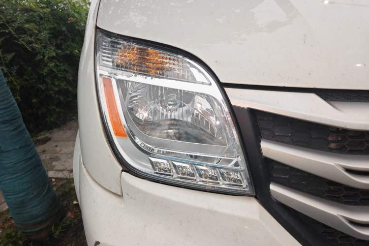 Used SAIC MAXUS Xintu V80 2024 Aotong Value Edition 6MT Long-Wheelbase Mid-Roof Model with 127 Ps Available in 6/7/8/9-Seater Configurations Right Front Headlight