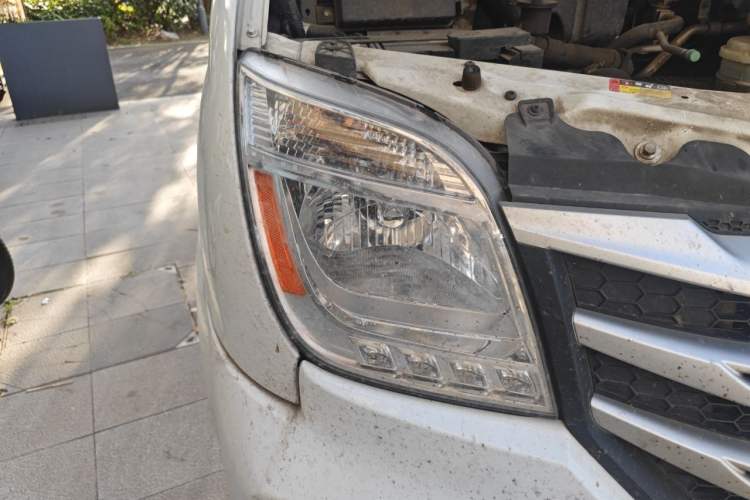 Used SAIC MAXUS Xintu V80 2024 Aotong Value Edition 6MT Long-Wheelbase Mid-Roof Model with 127 Ps Available in 6/7/8/9-Seater Configurations Right Front Headlight