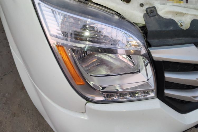 Used SAIC MAXUS Xintu V80 2024 Aotong Value Edition 6MT Long-Wheelbase Mid-Roof Model with 127 Ps Available in 6/7/8/9-Seater Configurations Right Front Headlight