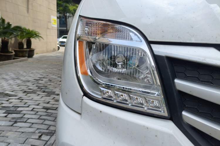 Used SAIC MAXUS Xintu V80  Right Front Headlight