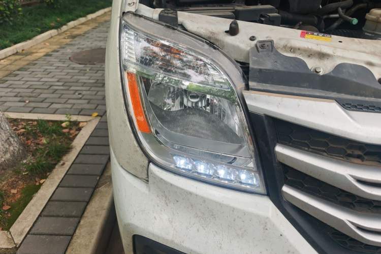 Used SAIC MAXUS Xintu V80 2024 Facelift Aoyuntong 6MT Long Wheelbase Mid-Top Version 147 Ps 6/7/8/9-Seater Right Front Headlight