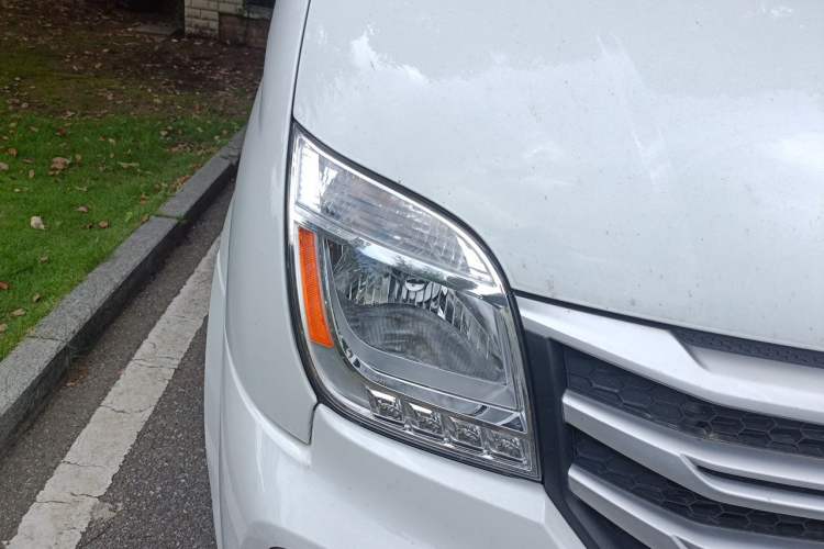 Used SAIC MAXUS Xintu V80 2024 Aotong Value Edition 6MT Long-Wheelbase Mid-Roof Model with 127 Ps Available in 6/7/8/9-Seater Configurations Right Front Headlight