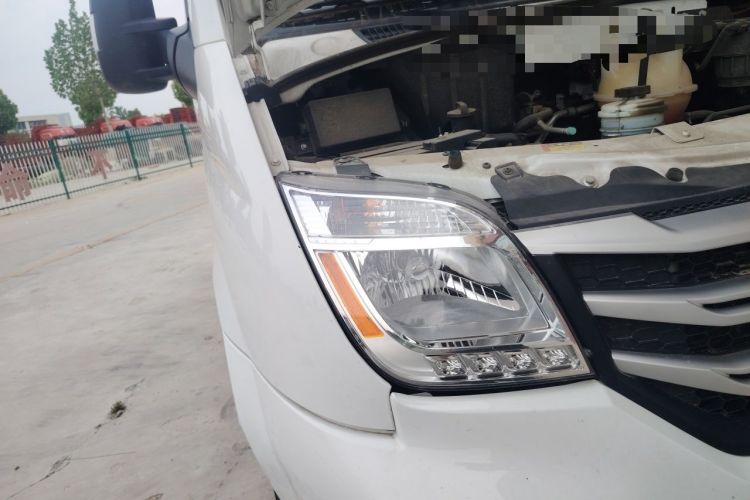 Used SAIC MAXUS Xintu V80 2024 City Distribution King PLUS Value Edition 6MT Short Wheelbase Mid-Roof Design 127 Ps 3 Seats Right Front Headlight