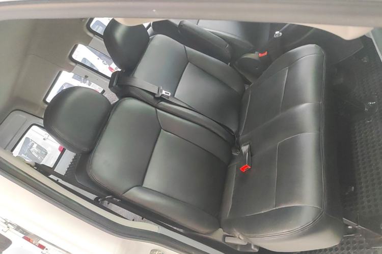 Used SAIC MAXUS Xintu V80 2024 Aotong Value Edition 6MT Long-Wheelbase Mid-Roof Model with 127 Ps Available in 6/7/8/9-Seater Configurations Right Front Seat