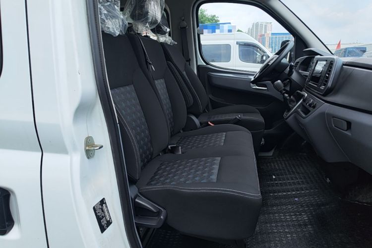 Used SAIC MAXUS Xintu V80 2024 Aotong Value Edition 6MT Long-Wheelbase Mid-Roof Model with 127 Ps Available in 6/7/8/9-Seater Configurations Right Front Seat