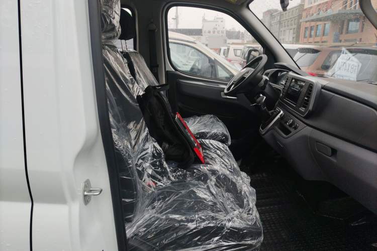 Used SAIC MAXUS Xintu V80 2024 Aotong Value Edition 6AMT Short Wheelbase Mid-Roof Model 127 Ps 5/6 Seats Right Front Seat