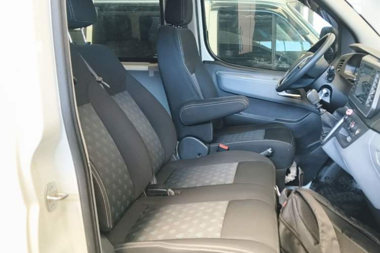 Used SAIC MAXUS Xintu V80 2024 Aotuntong Value Edition 6MT Short Wheelbase Mid-Height Roof 127 Ps 5/6 Seats Right Front Seat