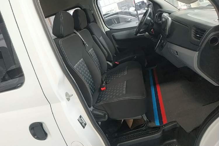 Used SAIC MAXUS Xintu V80 2024 Aotuntong Value Edition 6MT Short Wheelbase Mid-Height Roof 127 Ps 5/6 Seats Right Front Seat