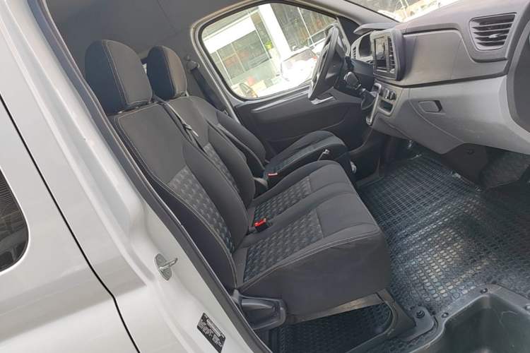 Used SAIC MAXUS Xintu V80 2024 Aotong Value Edition 6MT Short Wheelbase Mid-Height Roof 127 Ps 5-Seater Right Front Seat