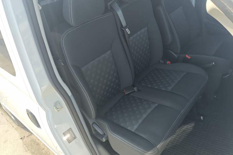 Used SAIC MAXUS Xintu V80 2024 Aotuntong Value Edition 6MT Short Wheelbase Mid-Height Roof 127 Ps 5/6 Seats Right Front Seat