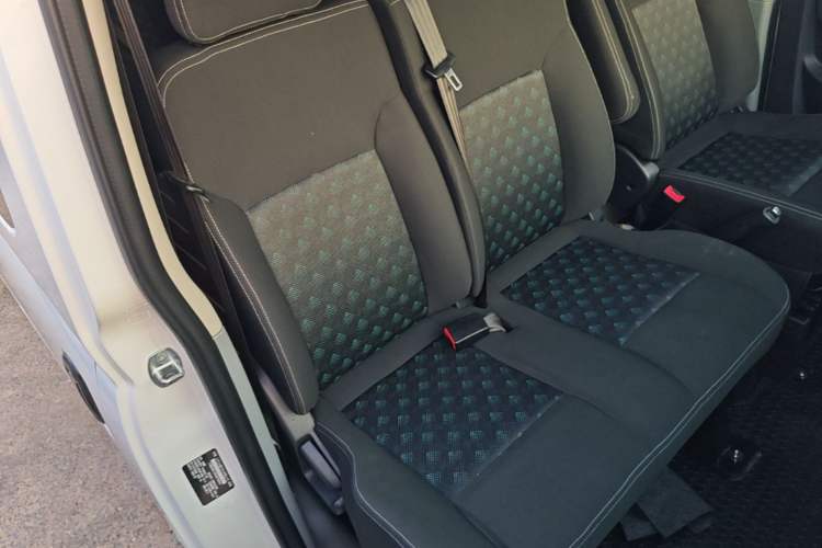 Used SAIC MAXUS Xintu V80 2024 Aotong Value Edition 6MT Long-Wheelbase Mid-Roof Model with 127 Ps Available in 6/7/8/9-Seater Configurations Right Front Seat