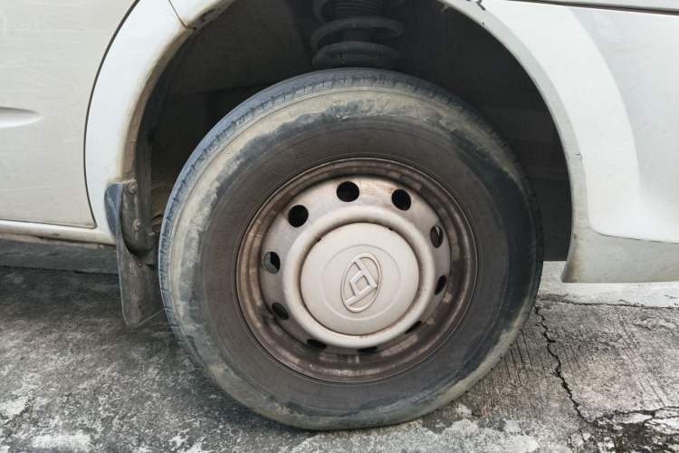 Used SAIC MAXUS Xintu V80 2024 Aotong Value Edition 6MT Long-Wheelbase Mid-Roof Model with 127 Ps Available in 6/7/8/9-Seater Configurations Right Front Wheel Hub