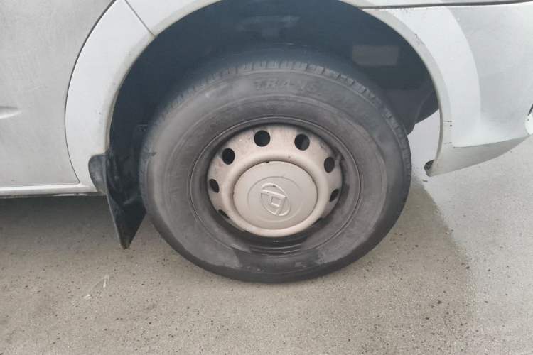 Used SAIC MAXUS Xintu V80 2024 Aotong Value Edition 6MT Long-Wheelbase Mid-Roof Model with 127 Ps Available in 6/7/8/9-Seater Configurations Right Front Wheel Hub