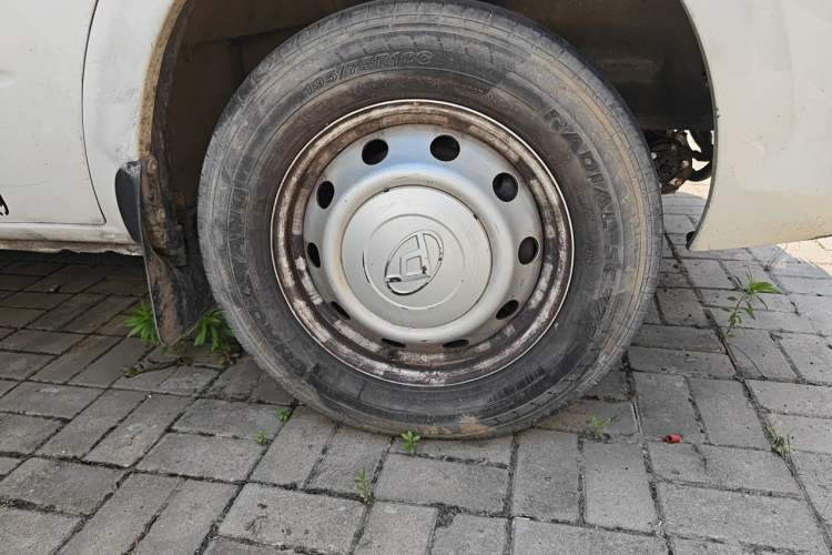 Used SAIC MAXUS Xintu V80  Right Front Wheel Hub