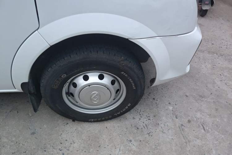 Used SAIC MAXUS Xintu V80 2024 Aotong Value Edition 6MT Long-Wheelbase Mid-Roof Model with 127 Ps Available in 6/7/8/9-Seater Configurations Right Front Wheel Hub