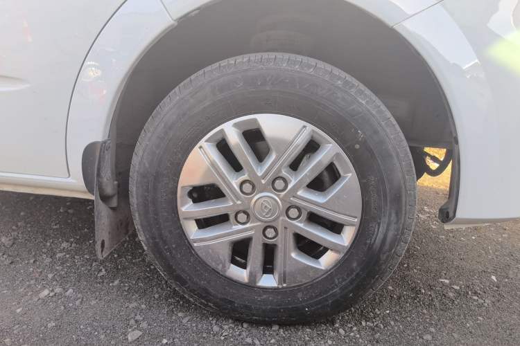 Used SAIC MAXUS Xintu V80 2024 Aotuntong 6MT Short-Wheelbase Ultra-Low Roof 127 Ps 5/6 Seats Right Front Wheel Hub