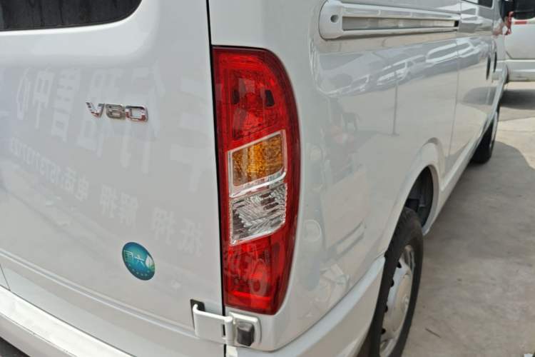 Used SAIC MAXUS Xintu V80 2024 Aotuntong Value Edition 6MT Short Wheelbase Mid-Height Roof 127 Ps 5/6 Seats Right Rear Taillight
