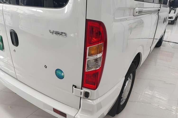 Used SAIC MAXUS Xintu V80 2024 Aotong Value Edition 6MT Long-Wheelbase Mid-Roof Model with 127 Ps Available in 6/7/8/9-Seater Configurations Right Rear Taillight