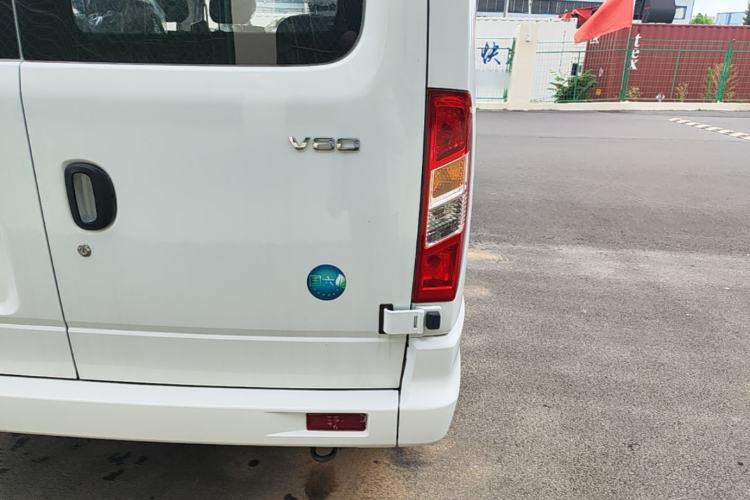 Used SAIC MAXUS Xintu V80 2024 Aotong Value Edition 6MT Long-Wheelbase Mid-Roof Model with 127 Ps Available in 6/7/8/9-Seater Configurations Right Rear Taillight