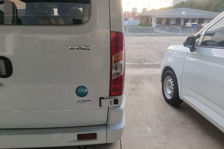 Used SAIC MAXUS Xintu V80 2024 Aotong Value Edition 6AMT Short Wheelbase Mid-Roof Model 127 Ps 5/6 Seats Right Rear Taillight