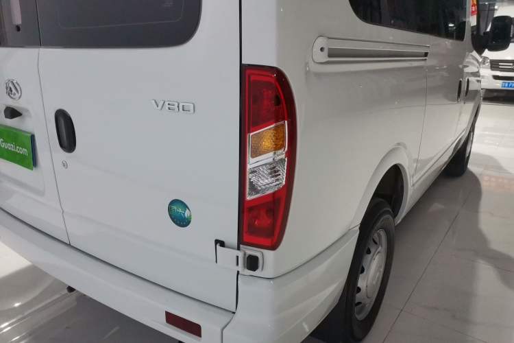 Used SAIC MAXUS Xintu V80 2024 Aotuntong Value Edition 6MT Short Wheelbase Mid-Height Roof 127 Ps 5/6 Seats Right Rear Taillight