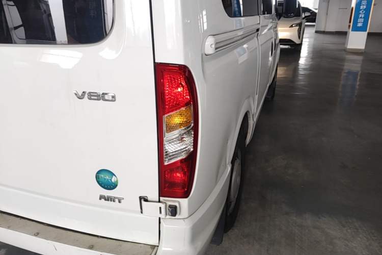 Used SAIC MAXUS Xintu V80 2024 Aotong Value Edition 6AMT Short Wheelbase Ultra-Low Roof 127 Ps 5-Seater Right Rear Taillight