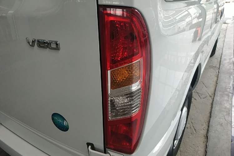 Used SAIC MAXUS Xintu V80 2024 Aotuntong Value Edition 6MT Short Wheelbase Mid-Height Roof 127 Ps 5/6 Seats Right Rear Taillight