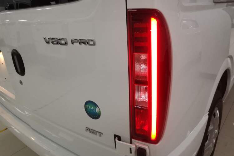 Used SAIC MAXUS Xintu V80 2024 Facelift Aoyuntong 6MT Long Wheelbase Mid-Top Version 147 Ps 6/7/8/9-Seater Right Rear Taillight