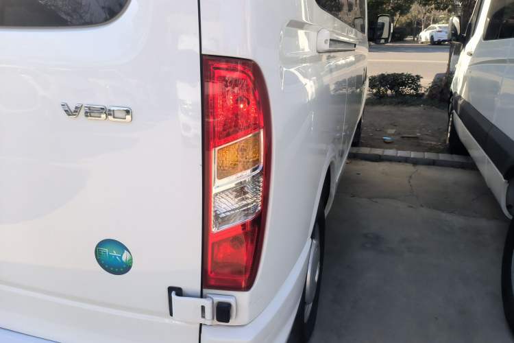 Used SAIC MAXUS Xintu V80 2024 Aotong Value Edition 6MT Long-Wheelbase Mid-Roof Model with 127 Ps Available in 6/7/8/9-Seater Configurations Right Rear Taillight