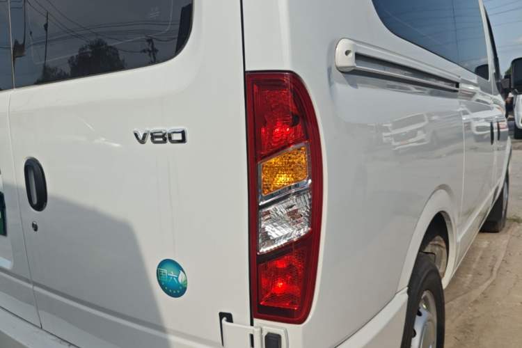 Used SAIC MAXUS Xintu V80 2024 Aotuntong Value Edition 6MT Short Wheelbase Mid-Height Roof 127 Ps 5/6 Seats Right Rear Taillight