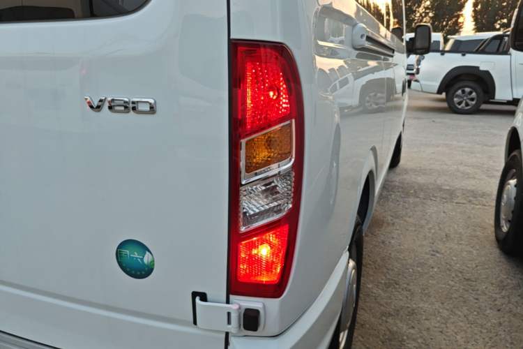 Used SAIC MAXUS Xintu V80 2024 Aotong Value Edition 6MT Long-Wheelbase Mid-Roof Model with 127 Ps Available in 6/7/8/9-Seater Configurations Right Rear Taillight
