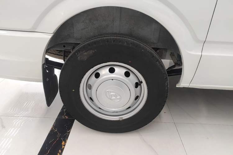 Used SAIC MAXUS Xintu V80 2024 Aotong Value Edition 6MT Long-Wheelbase Mid-Roof Model with 127 Ps Available in 6/7/8/9-Seater Configurations Right Rear Wheel Hub