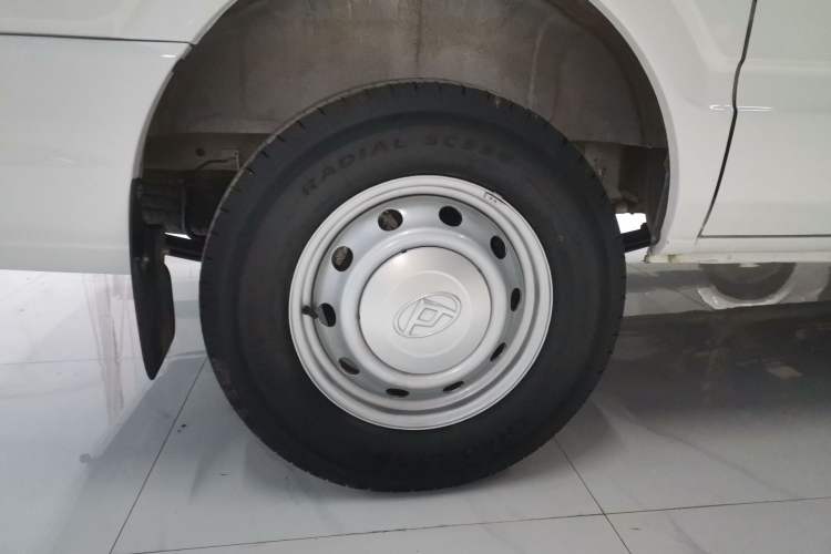 Used SAIC MAXUS Xintu V80 2024 Aotuntong Value Edition 6MT Short Wheelbase Mid-Height Roof 127 Ps 5/6 Seats Right Rear Wheel Hub
