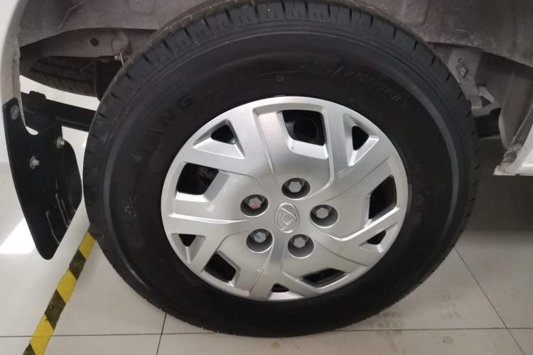 Used SAIC MAXUS Xintu V80 2024 Facelift Aoyuntong 6MT Long Wheelbase Mid-Top Version 147 Ps 6/7/8/9-Seater Right Rear Wheel Hub