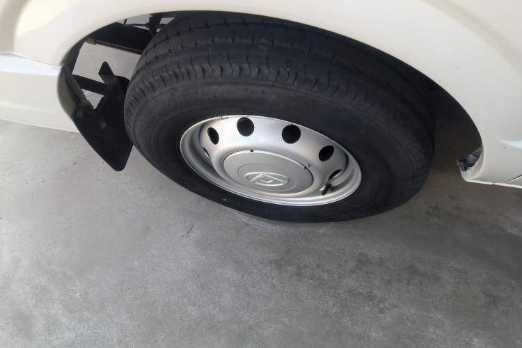 Used SAIC MAXUS Xintu V80 2024 Aotong Value Edition 6MT Long-Wheelbase Mid-Roof Model with 127 Ps Available in 6/7/8/9-Seater Configurations Right Rear Wheel Hub