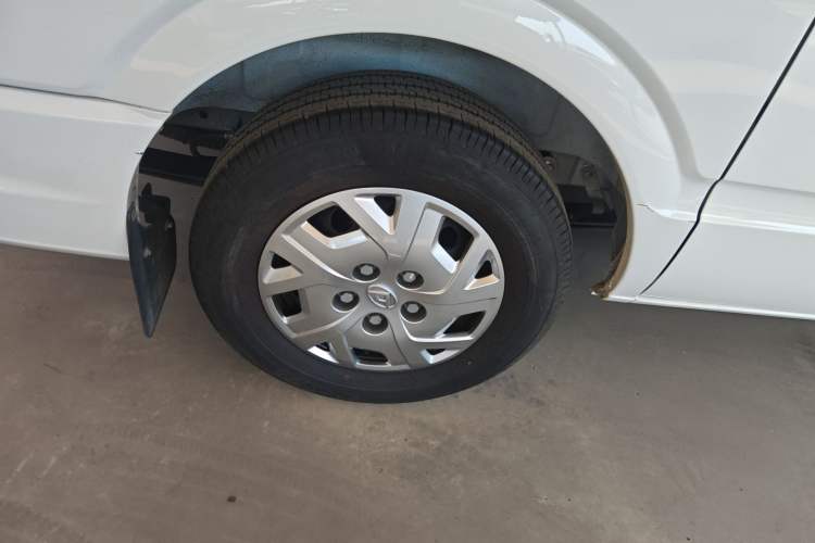 Used SAIC MAXUS Xintu V80 2024 Aotuntong 6MT Short-Wheelbase Ultra-Low Roof 127 Ps 5/6 Seats Right Rear Wheel Hub