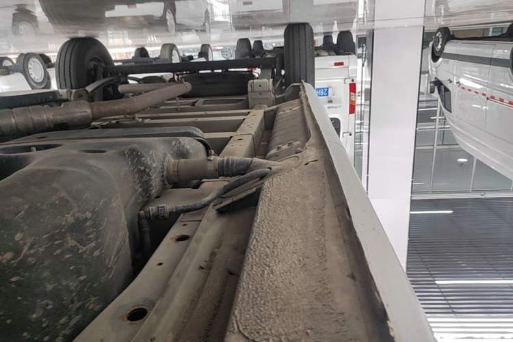 Used SAIC MAXUS Xintu V80 2024 Aotong Value Edition 6MT Long-Wheelbase Mid-Roof Model with 127 Ps Available in 6/7/8/9-Seater Configurations Right Side Sill
