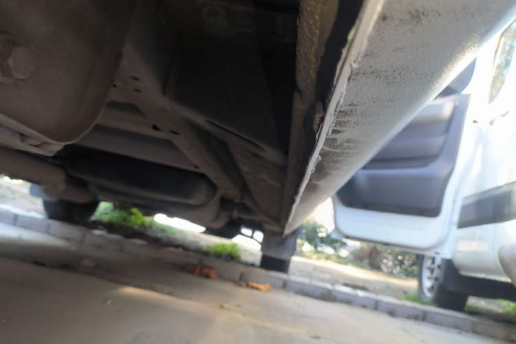 Used SAIC MAXUS Xintu V80 2024 Aotong Value Edition 6MT Long-Wheelbase Mid-Roof Model with 127 Ps Available in 6/7/8/9-Seater Configurations Right Side Sill