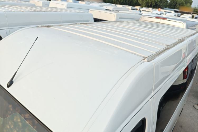 Used SAIC MAXUS Xintu V80 2024 Aotong Value Edition 6MT Long-Wheelbase Mid-Roof Model with 127 Ps Available in 6/7/8/9-Seater Configurations Roof