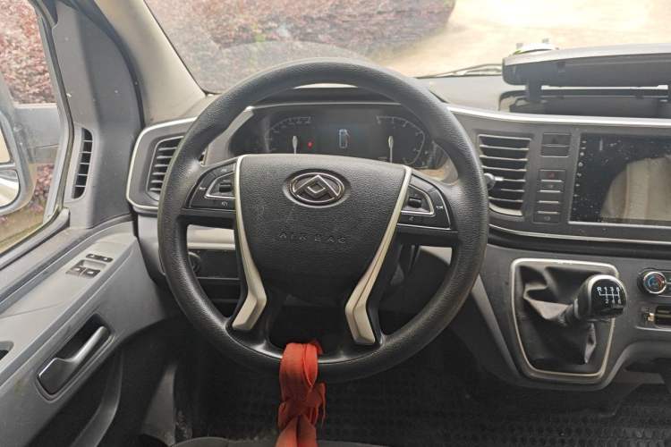Used SAIC MAXUS Xintu V80 2024 Restyled Aoyuntong 6MT Short Wheelbase Ultra-Low Roof 147 Ps 5/6 Seats Steering Wheel